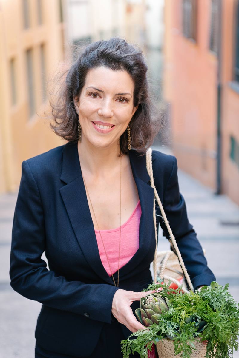 Natacha Lagarrosse qui porte un panier en exterieur